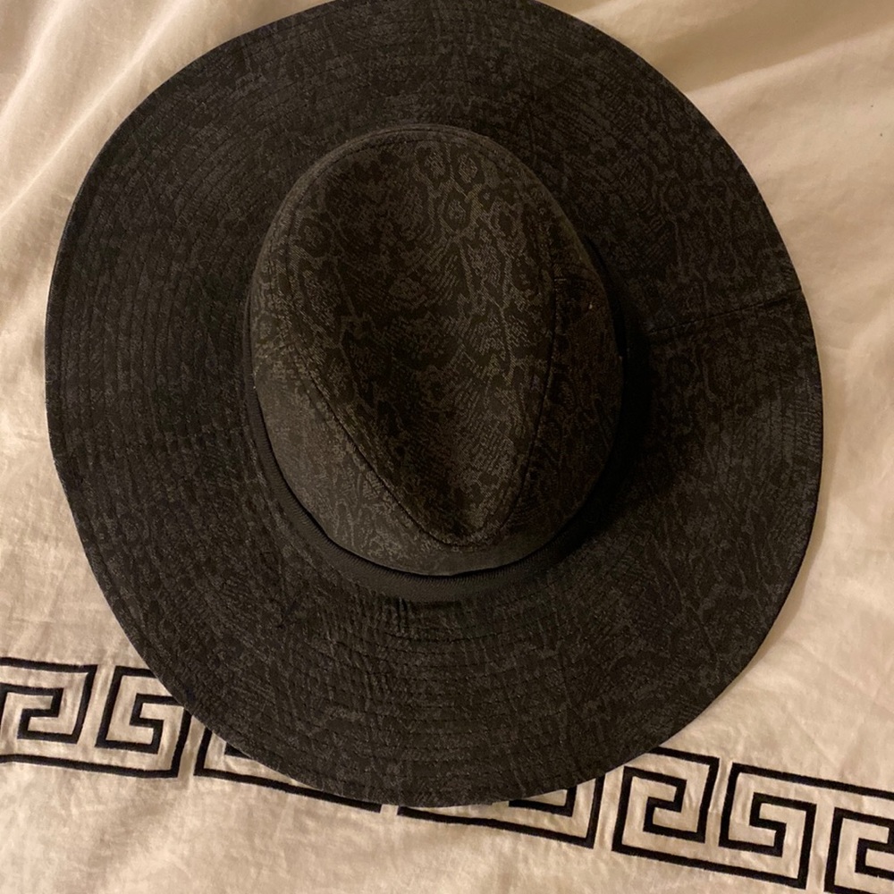 Floppy, black/grey hat